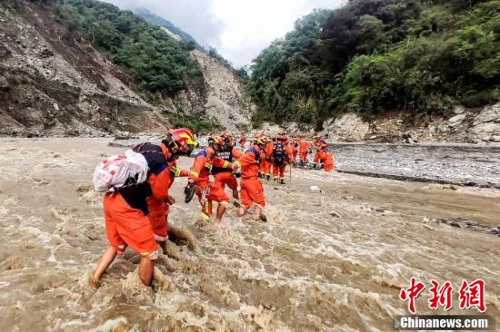 【中新網】四川瀘定6.8級地震：震區(qū)群眾轉移和救援瞬間