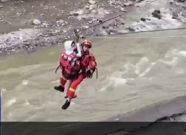 【共同關(guān)注】湖南張家界降雨致河道水位上漲 露營人員被困