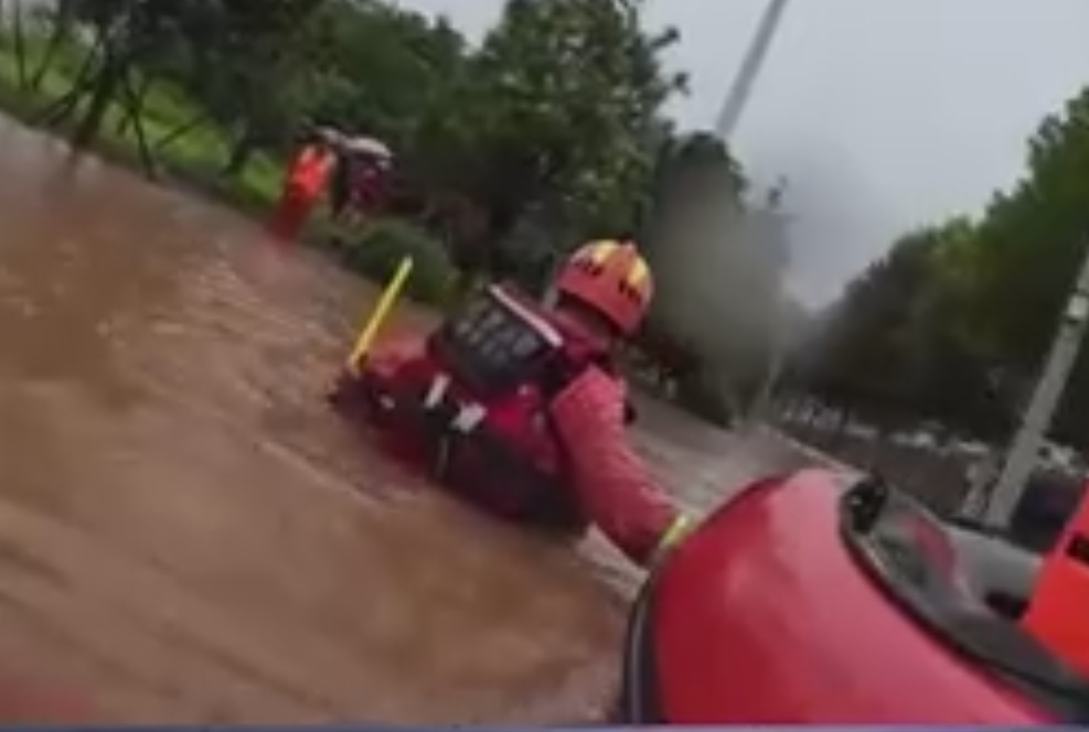 【共同關(guān)注】湖南長沙暴雨致城市內(nèi)澇 消防緊急轉(zhuǎn)移群眾