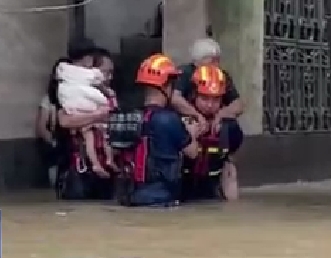 【共同關注】河南強降雨致積水嚴重 消防緊急救援