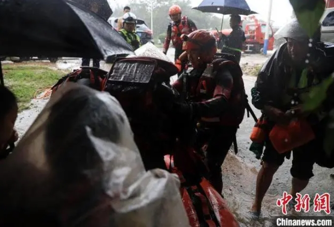 【中新網(wǎng)】廣西欽州暴雨 消防緊急救援疏散211名被困民眾