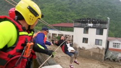 【中國之聲】翻山搭橋！救援人員轉移四川平武暴雨受困群眾